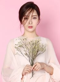 误入浮华钟声的扮演者介绍、是谁演的？