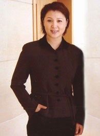 在下李佑关夫人的扮演者介绍、是谁演的？