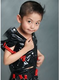 天伦黎亮（9岁）的扮演者介绍、是谁演的？