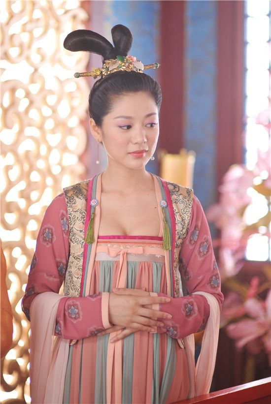 武则天春盈的扮演者介绍、是谁演的？
