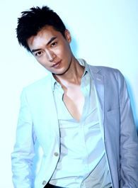 一见不钟情郑伟华的扮演者介绍、是谁演的？