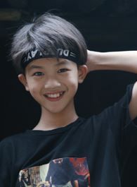 新倚天屠龙记少年张无忌的扮演者介绍、是谁演的？