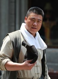 新倚天屠龙记都大锦的扮演者介绍、是谁演的？