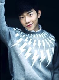 青春集结号旁尓的扮演者介绍、是谁演的？