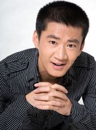 老酒馆小矮个的扮演者介绍、是谁演的？