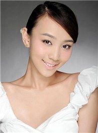 东方战场何夫人的扮演者介绍、是谁演的？