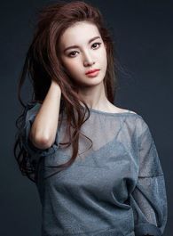 胭脂女军官的扮演者介绍、是谁演的？