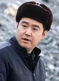 光荣与梦想任弼时的扮演者介绍、是谁演的？