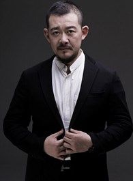 向幸福出发酒吧老板的扮演者介绍、是谁演的？