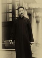 东方战场鲁迅的扮演者介绍、是谁演的？