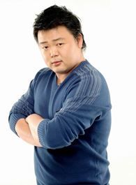 爸爸快长大杨总的扮演者介绍、是谁演的？