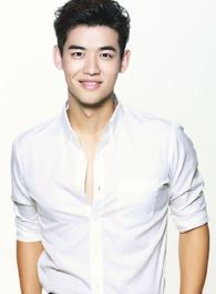 百炼成钢萧华的扮演者介绍、是谁演的？