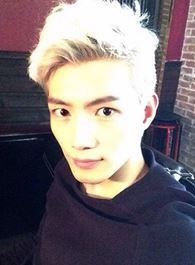 爸爸快长大眼镜男的扮演者介绍、是谁演的？