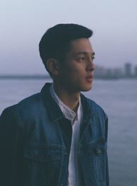 混世小魔头药铺老板的扮演者介绍、是谁演的？