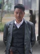 绝路逢生严必裘的扮演者介绍、是谁演的？