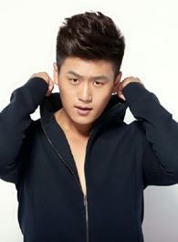 冲出月亮岛邱天华的扮演者介绍、是谁演的？