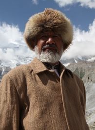 先遣连吾买尔的扮演者介绍、是谁演的？