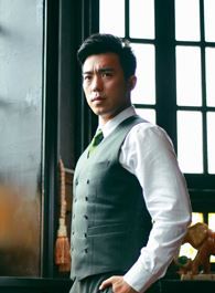 我们的四十年胡三的扮演者介绍、是谁演的？